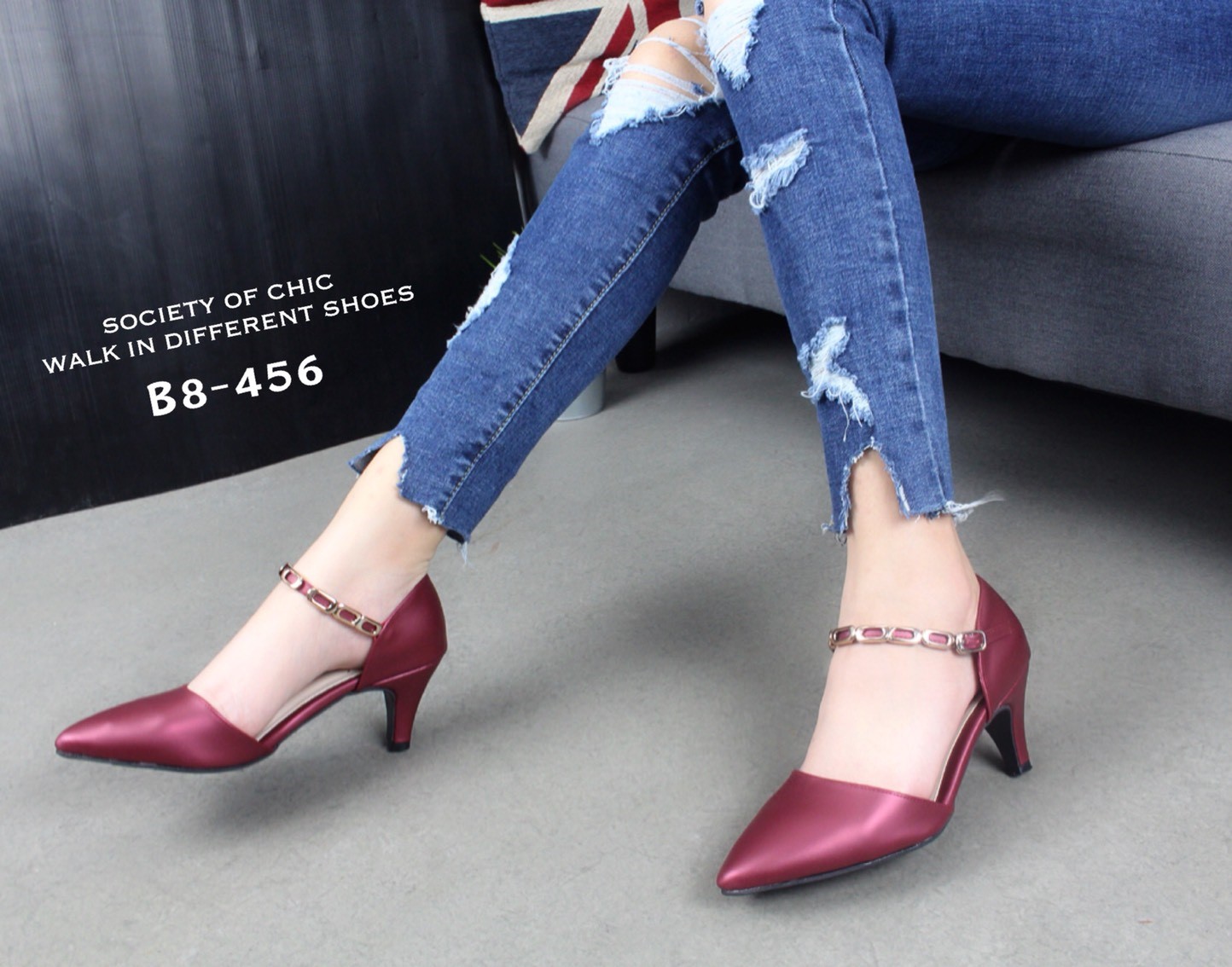 รองเท้าคัทชูส้นเตี้ยแต่งอะไหล่ (สีแดง)