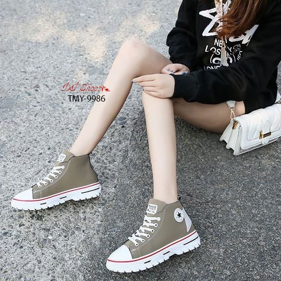 รองเท้าผ้าใบแฟชั่นทรงหุ้มข้อแต่งโลโก้ (สีดำ)