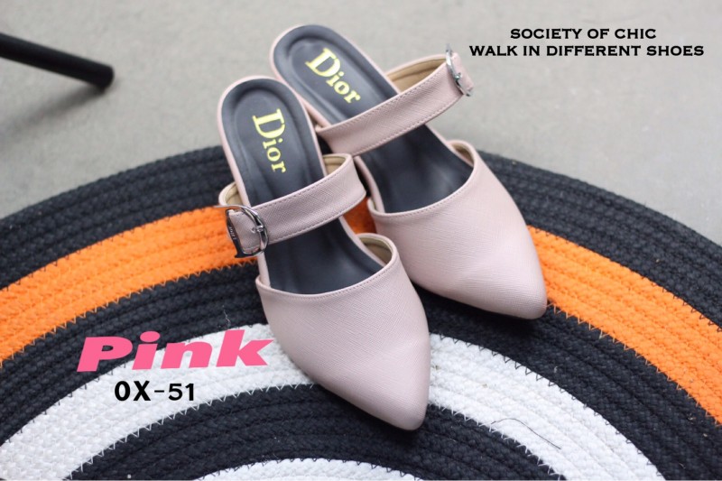 รองเท้าคัทชูส้นเตี้ยหัวแหลมแต่งอะไหล่ (สีชมพู)