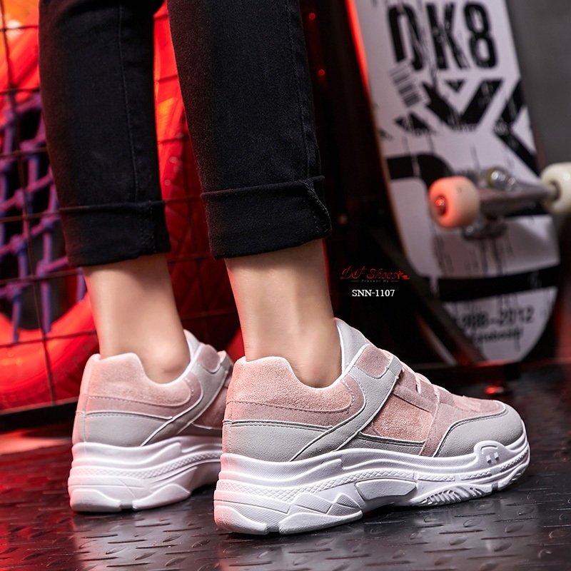 รองเท้าผ้าใบแฟชั่นทรงSportหนังกลับ (สีเทา)