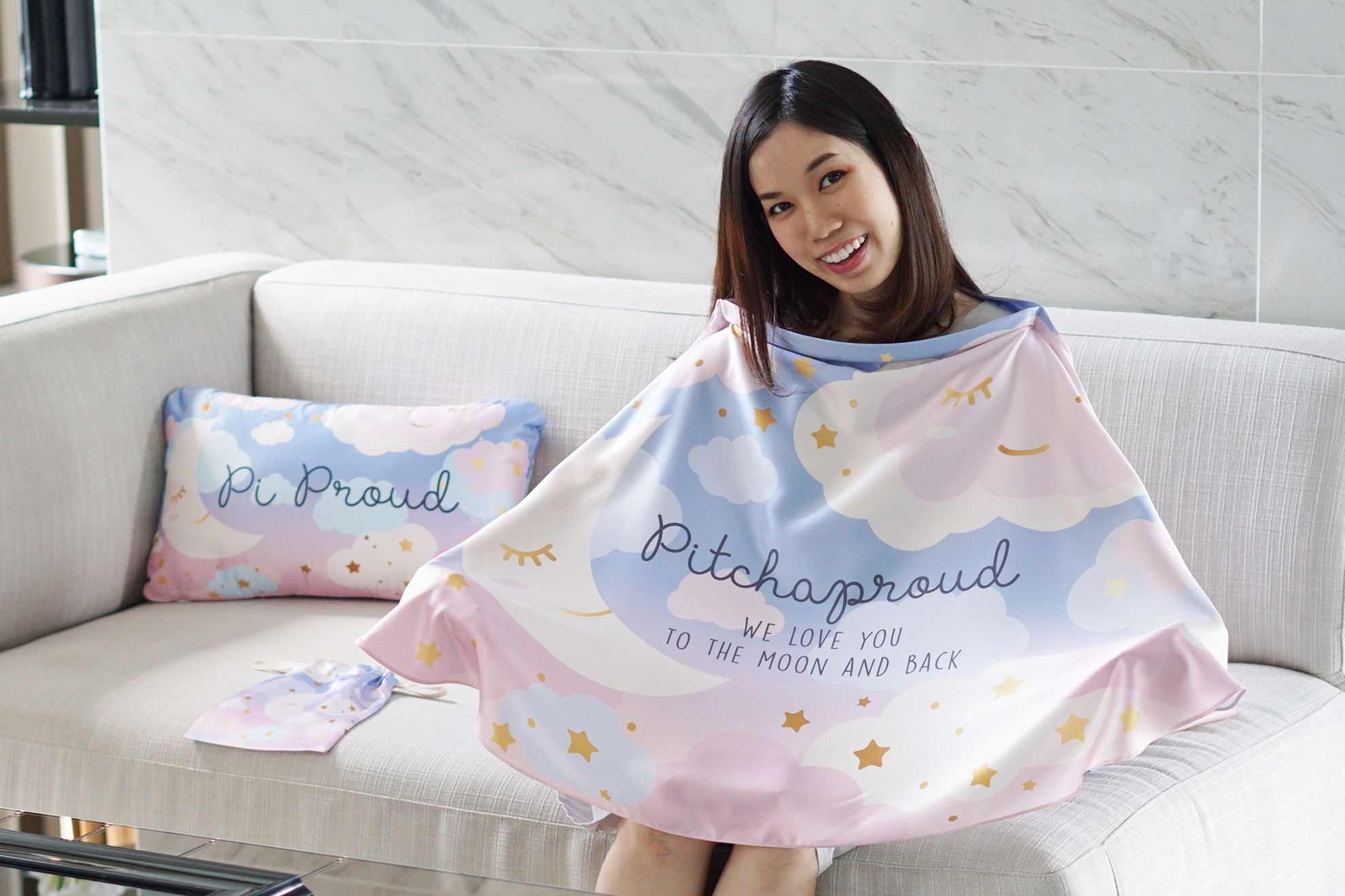 ชุดของขวัญเด็กแรกเกิด ผ้าคลุมให้นม + หมอนอิง ลาย Moon - Blue Pink