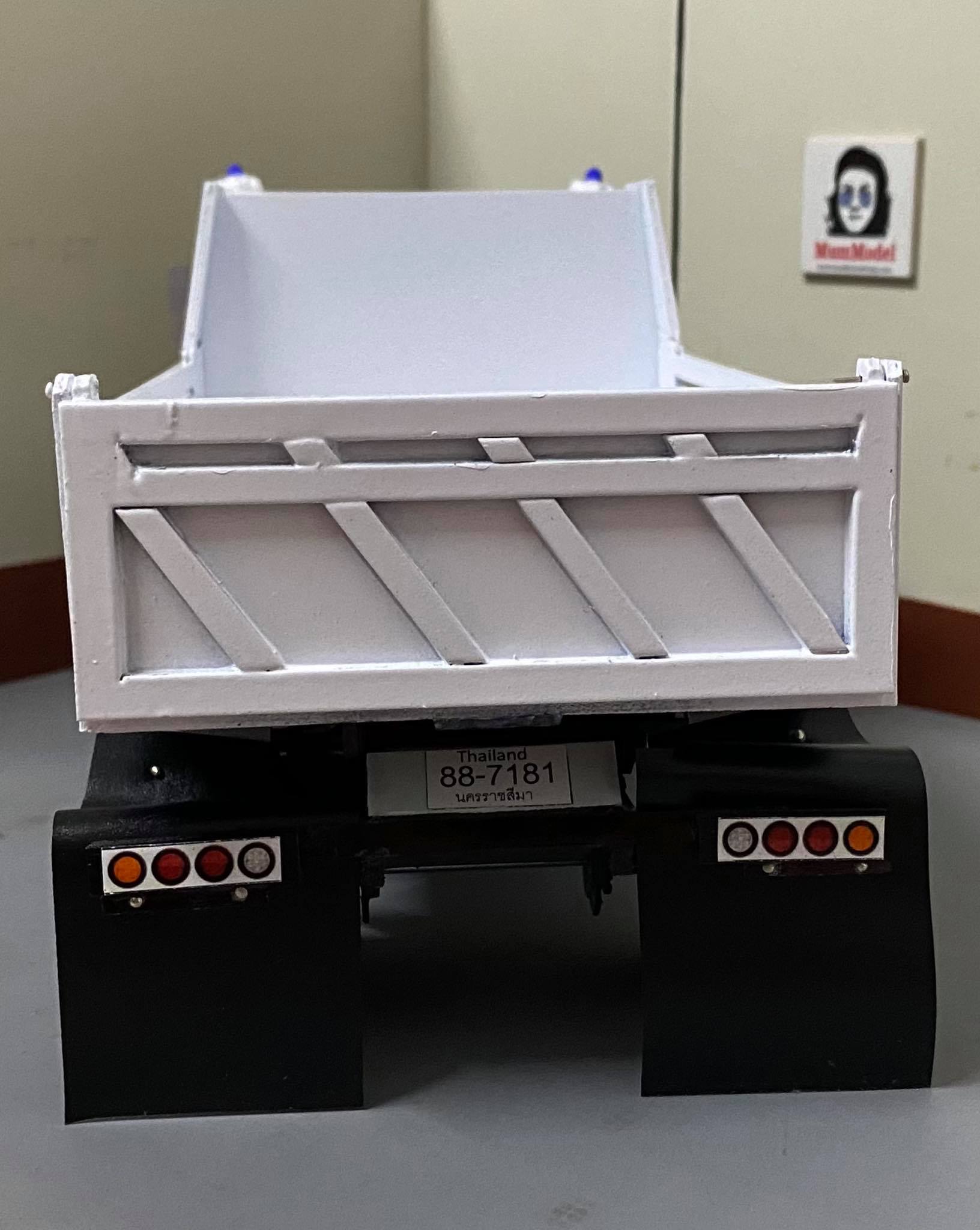 รถดั๊มพ์ 6 ล้อ อีซูสุร๊อกกี้ 1/24 พลาสติก