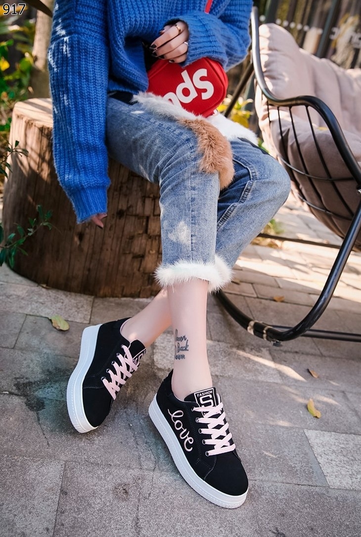 รองเท้าผ้าใบแฟชั่นปักลายlove (สีม่วง)