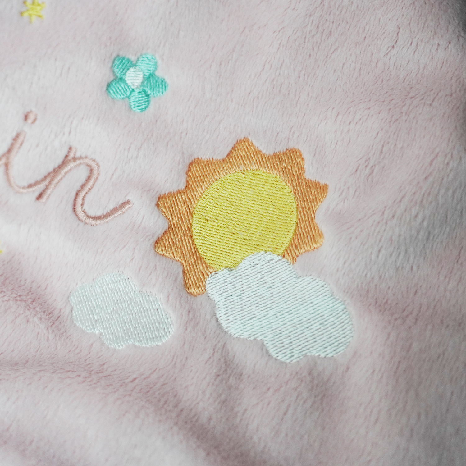 ผ้าห่ม Minky - สีชมพู 75x100cm แบบปักชื่อ+icon - Sun, Cloud and Daisy
