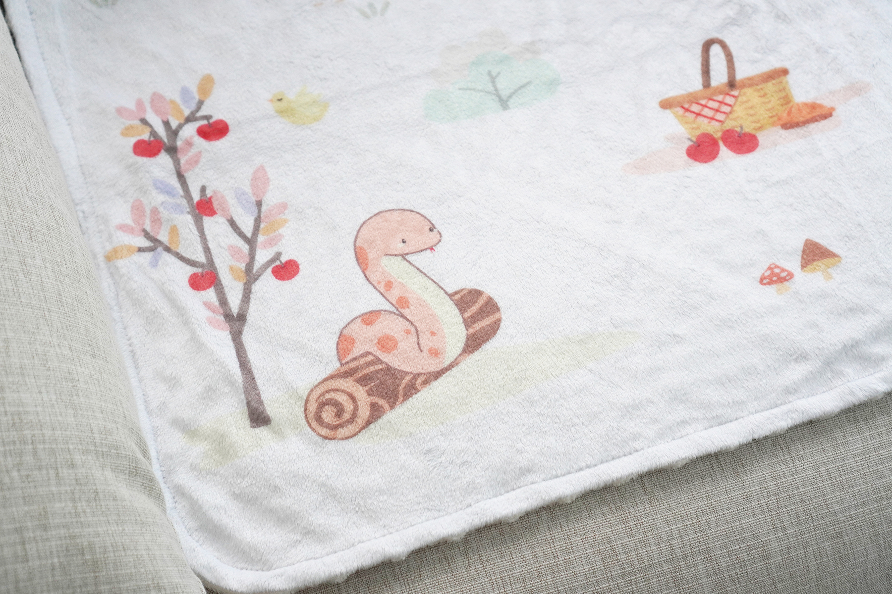 ผ้าห่ม Minky 75x100cm แบบปักชื่อ ลาย Snakes in the garden - Cream