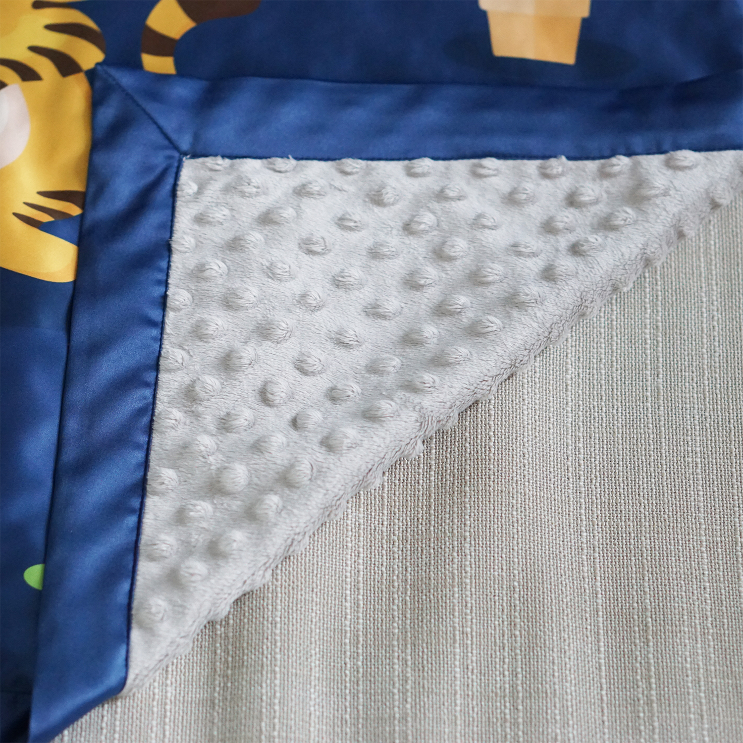 ชุดของขวัญเด็กแรกเกิด ผ้าห่ม ขนาด 75x100cm + แฟ้มใส่สูติบัตร ลาย Tiger with plants - Navy