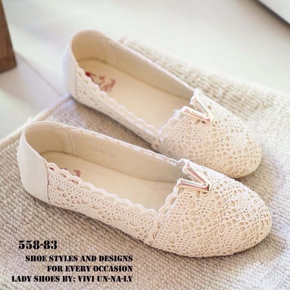 พร้อมส่ง : รองเท้าลูกไม้ส้นแบน (สีครีม)