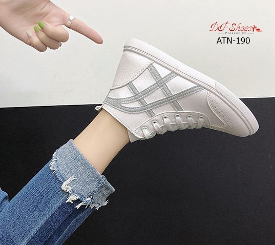 รองเท้าผ้าใบหุ้มข้อแต่งลาย (สีขาว)