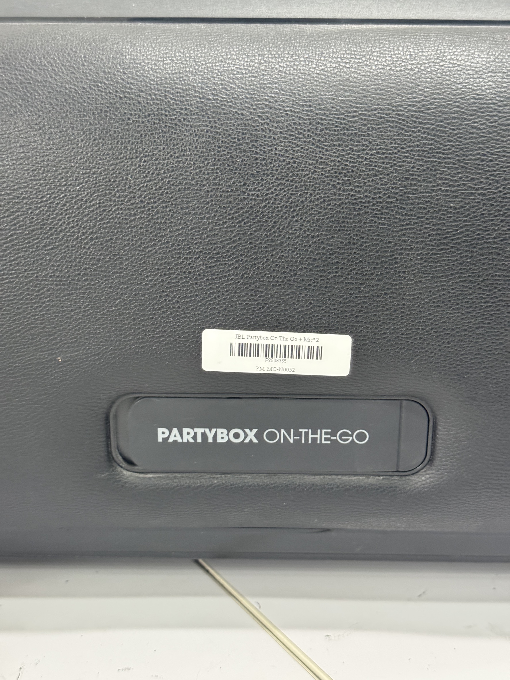 ลำโพง JBL Partybox On The Go + Mic*2 ***ไมค์มีรอยแตกหักที่กดไมค์ไม่ดี กดติดบ้างไม่ติดบ้าง ****ตัวเครื่องใช้ได้ปกติ