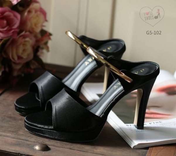 พร้อมส่ง : รองเท้าส้นสูงสายคาดทอง (สีดำ)