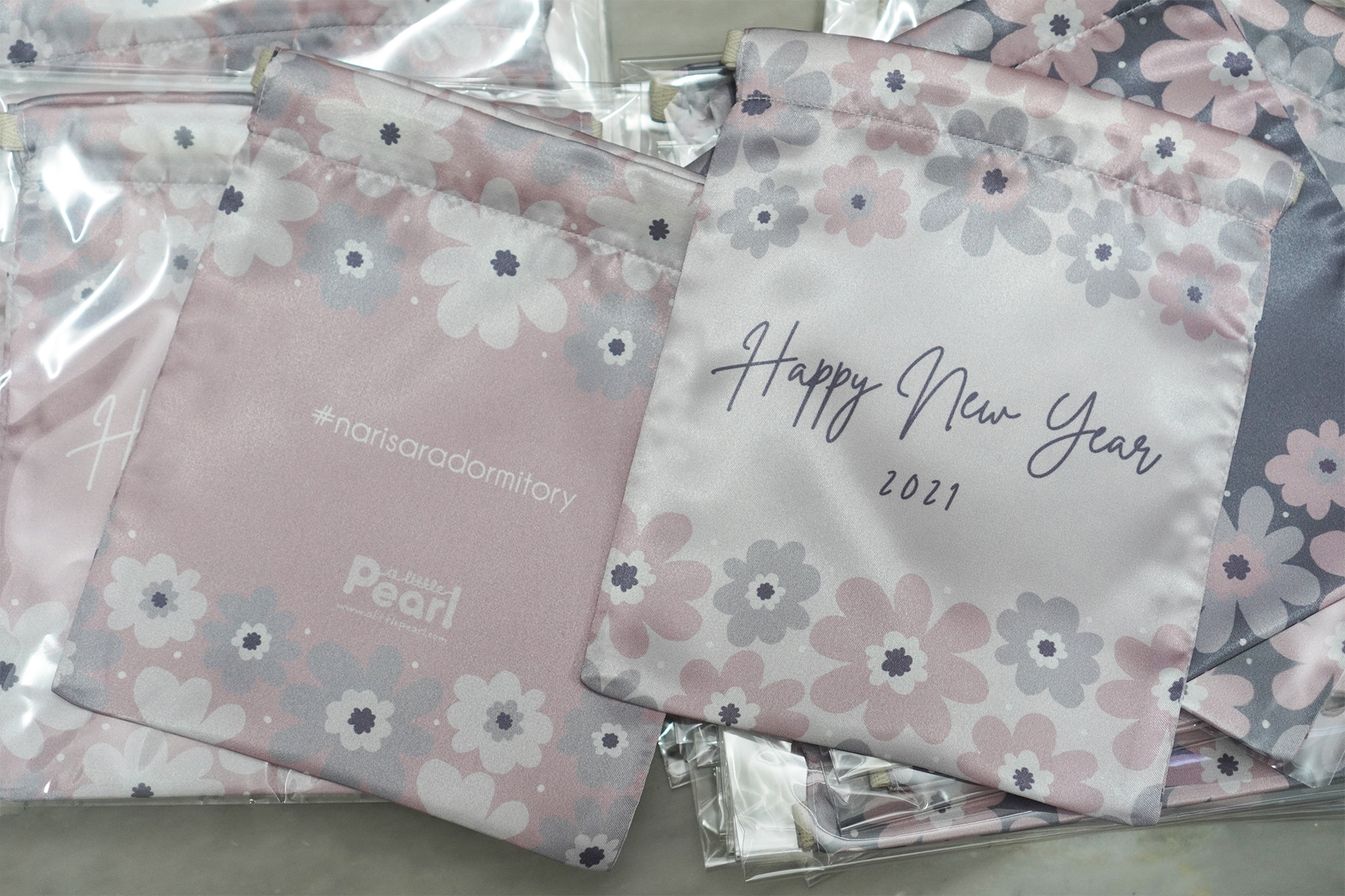 ของขวัญพรี่เมี่ยม ถุงผ้าซาติน ลาย Big Flower (ขั้นต่ำ 10 ชิ้น)