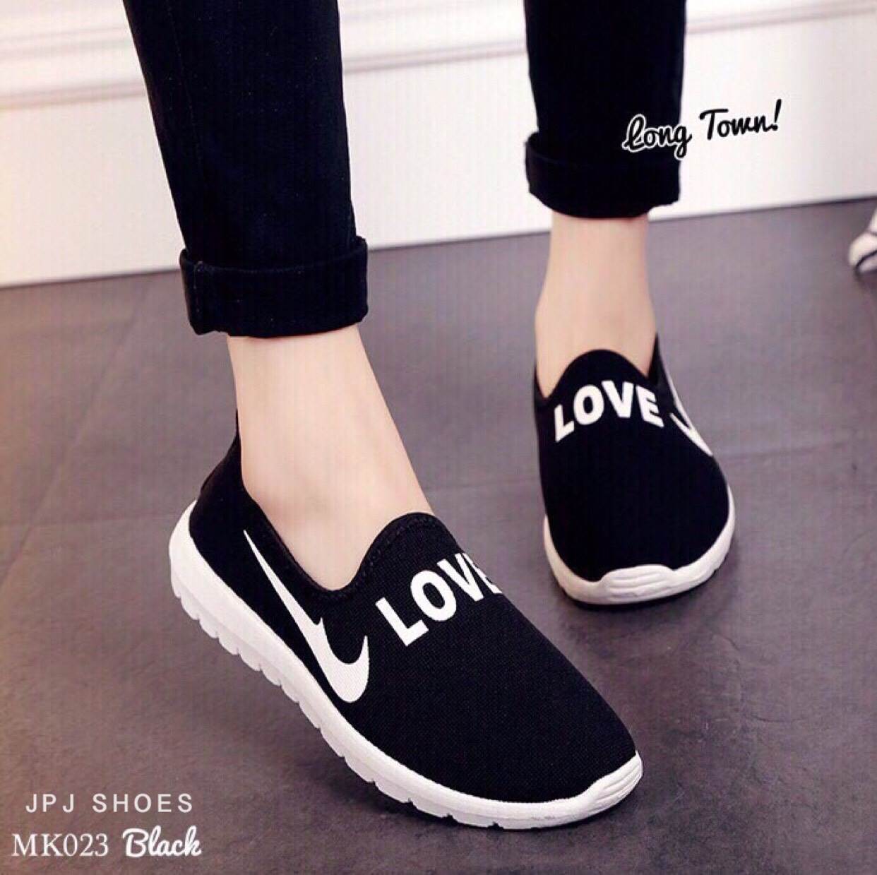 รองเท้าผ้าใบสไตล์ Nike Slip On (สีดำ)