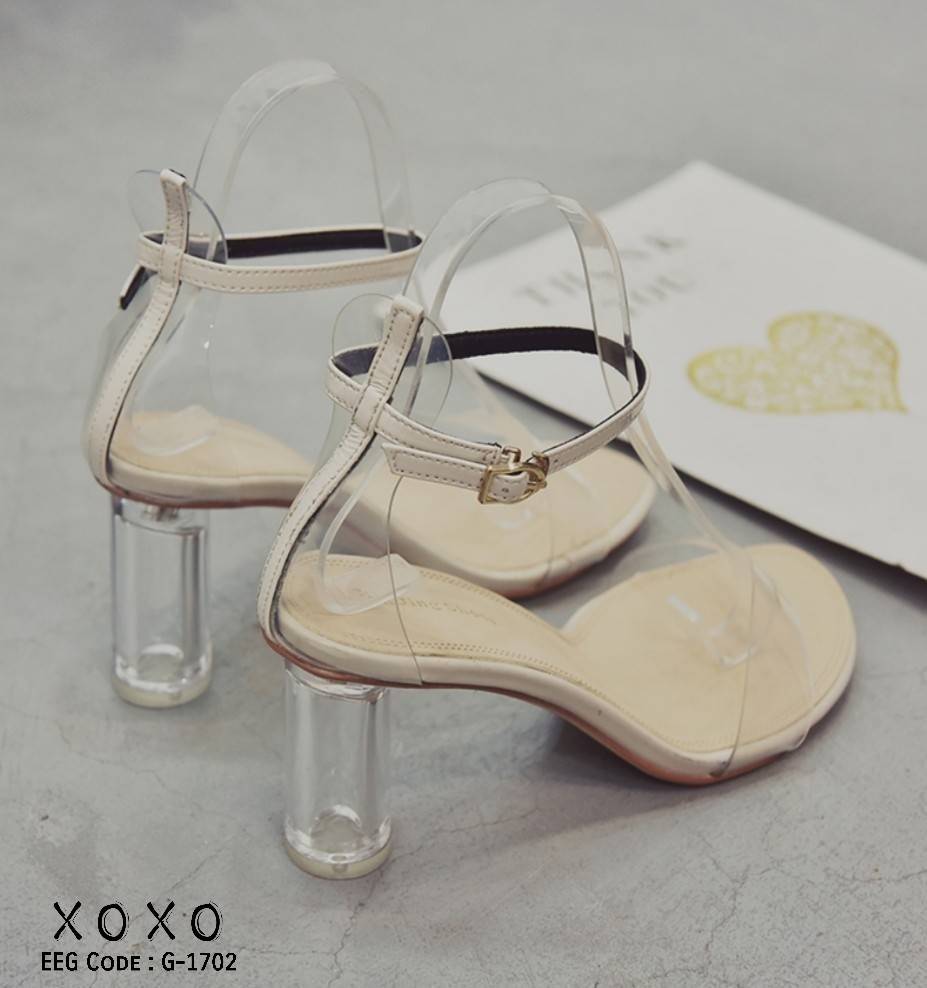 รองเท้าส้นแก้วใสรัดข้อ (สีดำ)