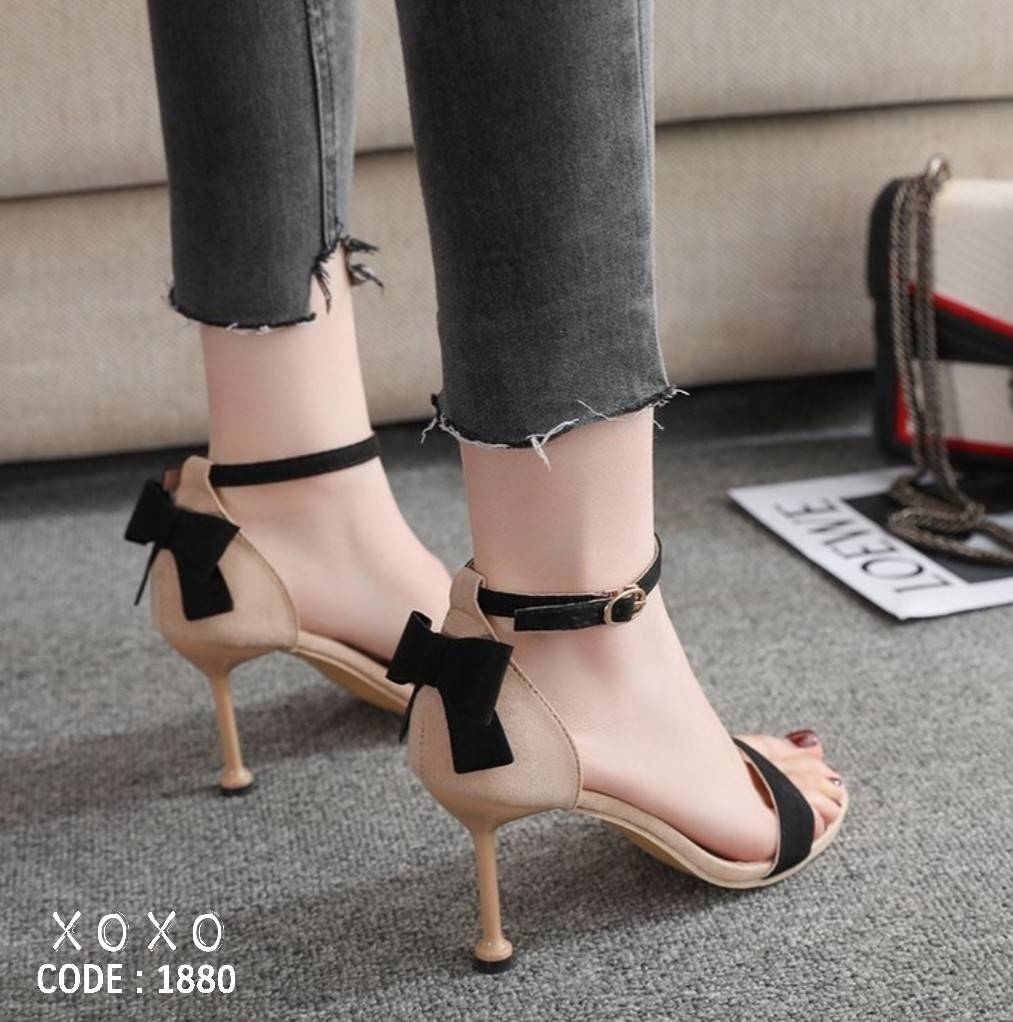 รองเท้าส้สูงแต่งโบว์หลัง (สีดำ)