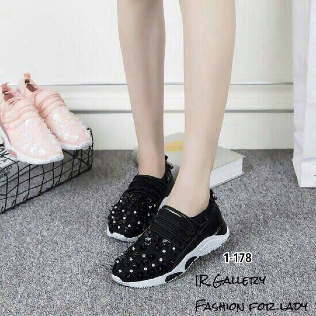 รองเท้าผ้าใบสวมแต่งอะไหล่ (สีชมพู)