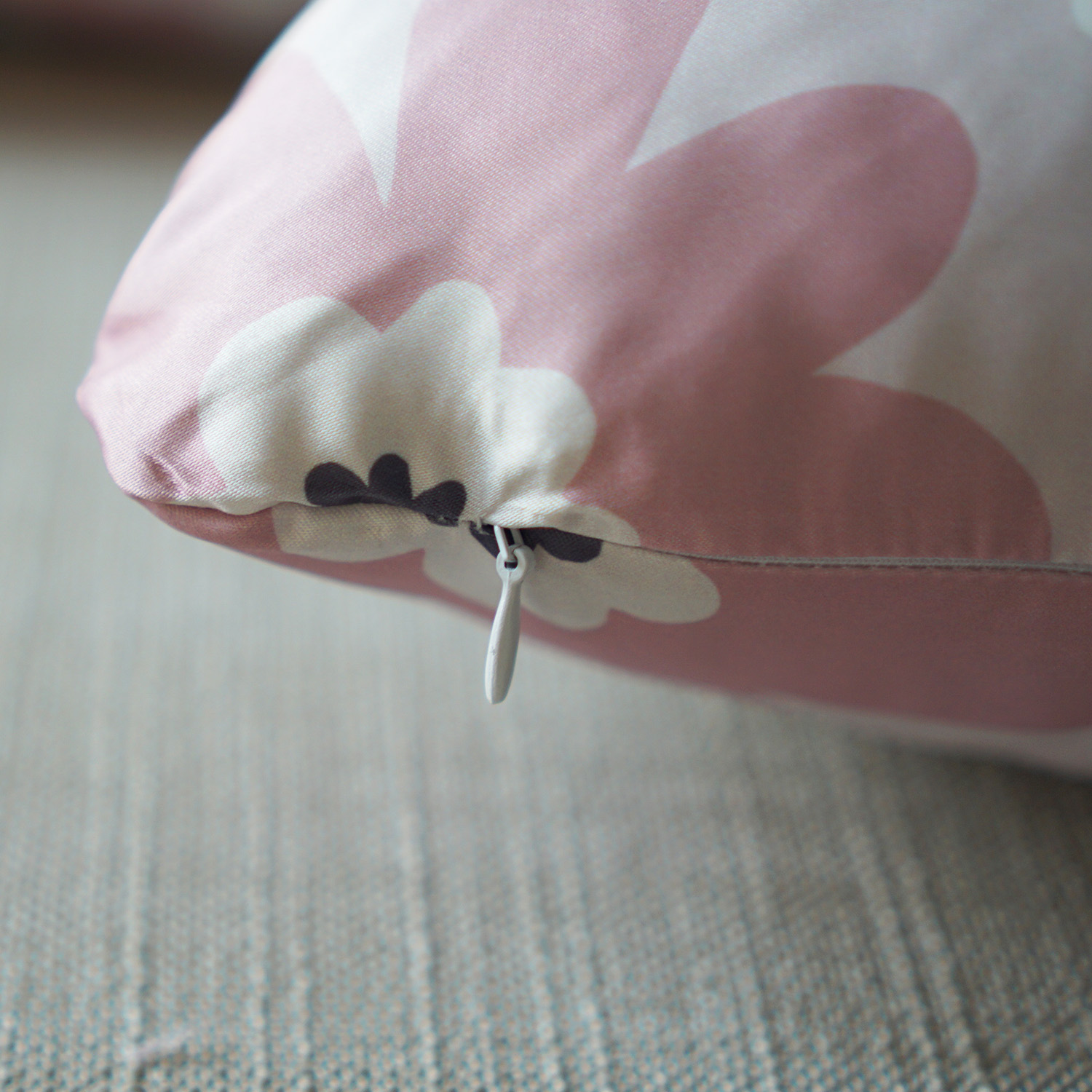 หมอนอิงทรงสี่เหลี่ยมยาว Big Flower - Pink (ราคาต่อใบ)