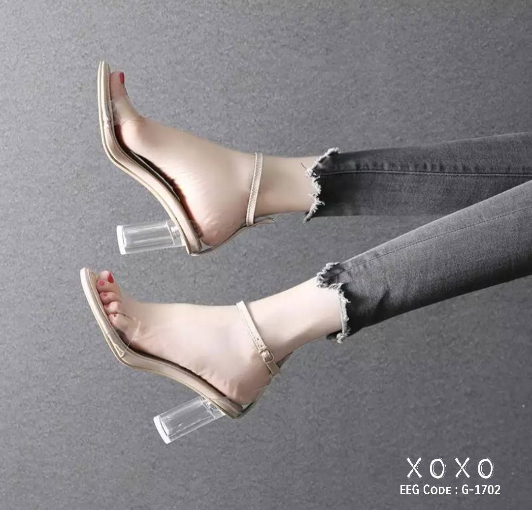 รองเท้าส้นแก้วใสรัดข้อ (สีดำ)