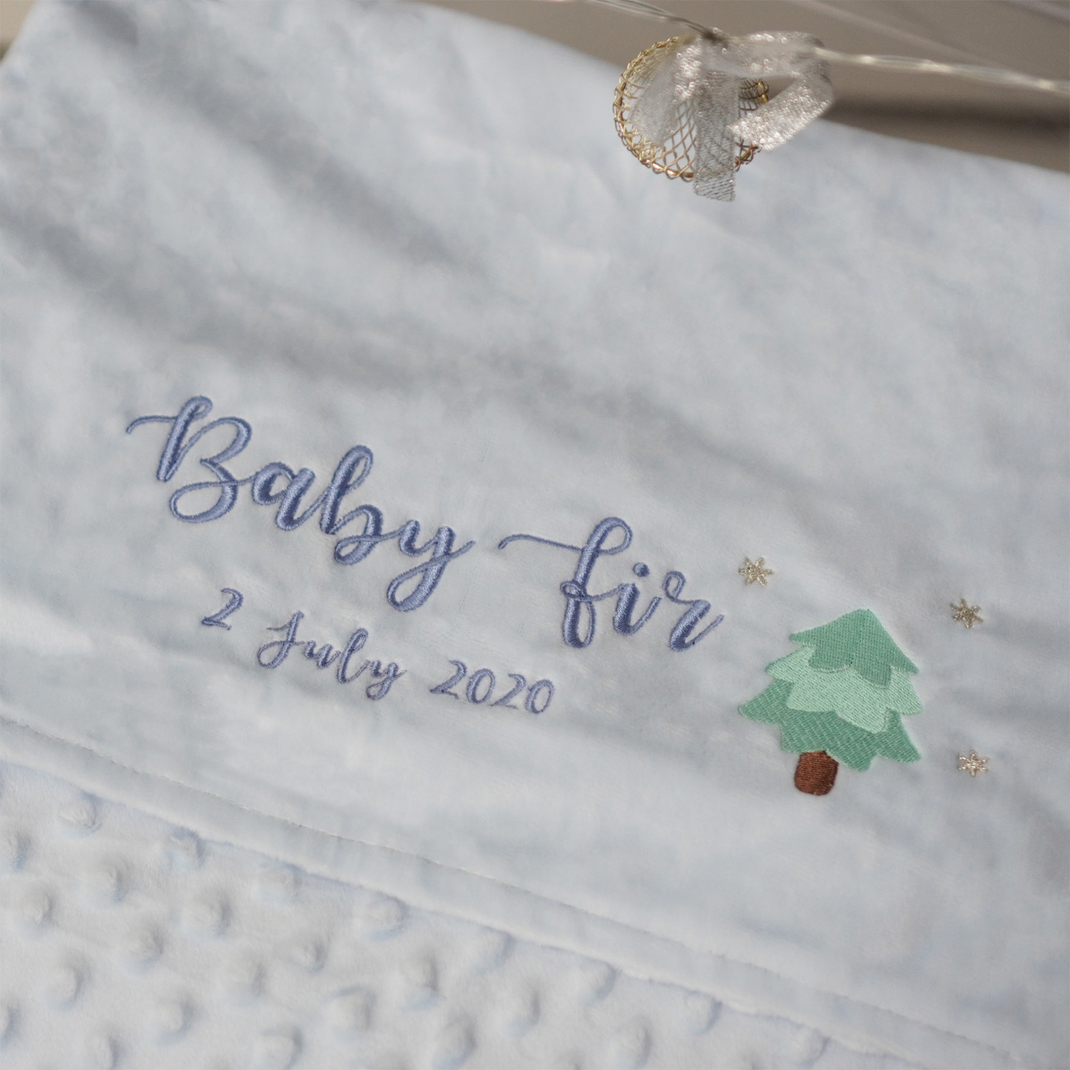 ผ้าห่ม Minky - สีฟ้า 75x100cm แบบปักชื่อ+icon - Pine Tree