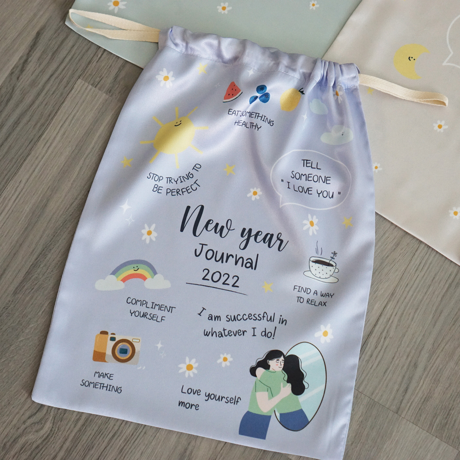 ถุงผ้าซาติน ไซส์ L สั่งทำใส่ชื่อ ลาย New Year Journal (ราคาต่อใบ)