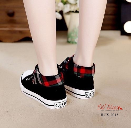 รองเท้าผ้าใบหุ้มข้อแต่งผ้าลายสก็อต (สีแดง)