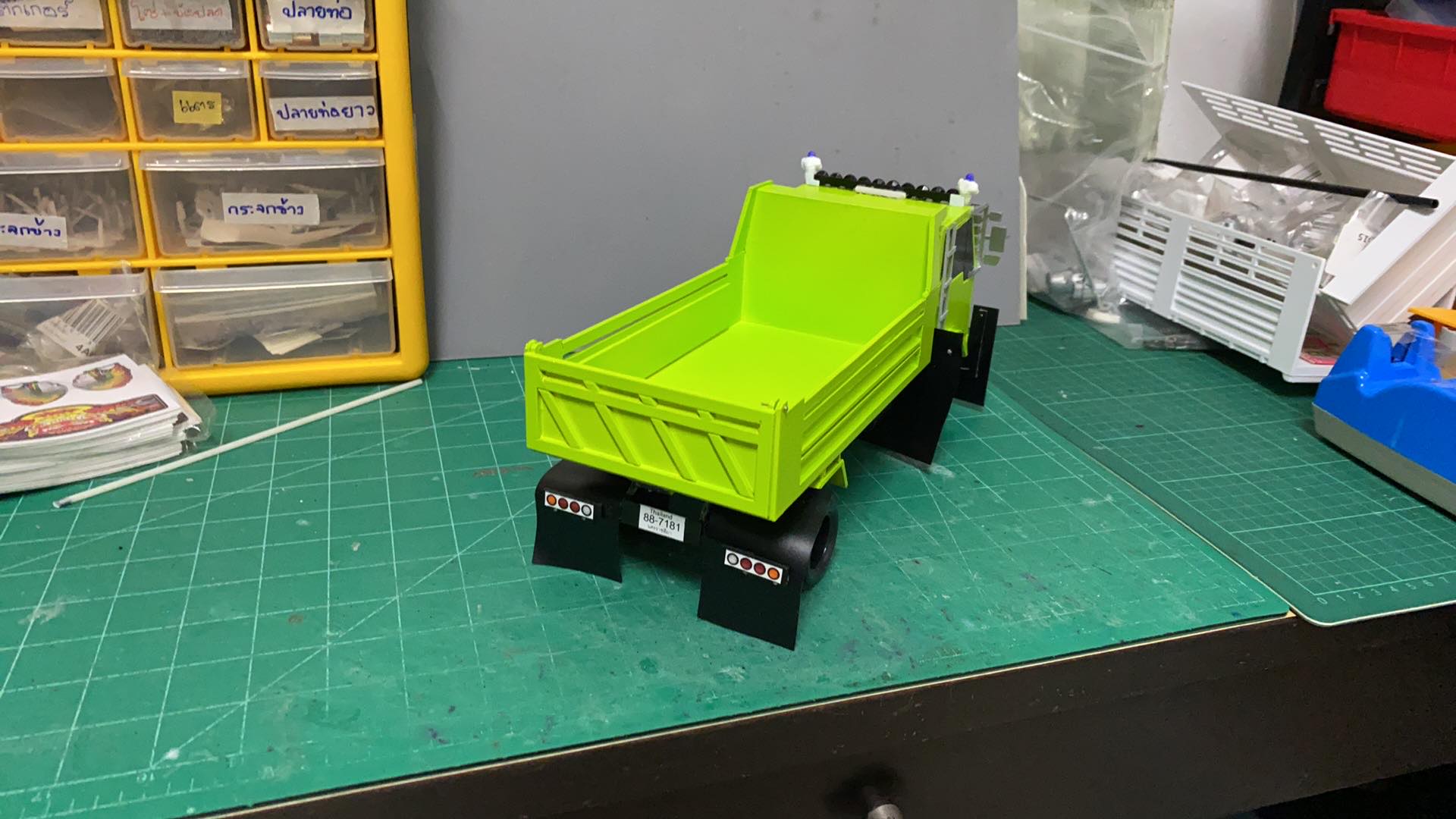 รถดั๊มพ์ 6 ล้อ อีซูสุร๊อกกี้ 1/24 พลาสติก