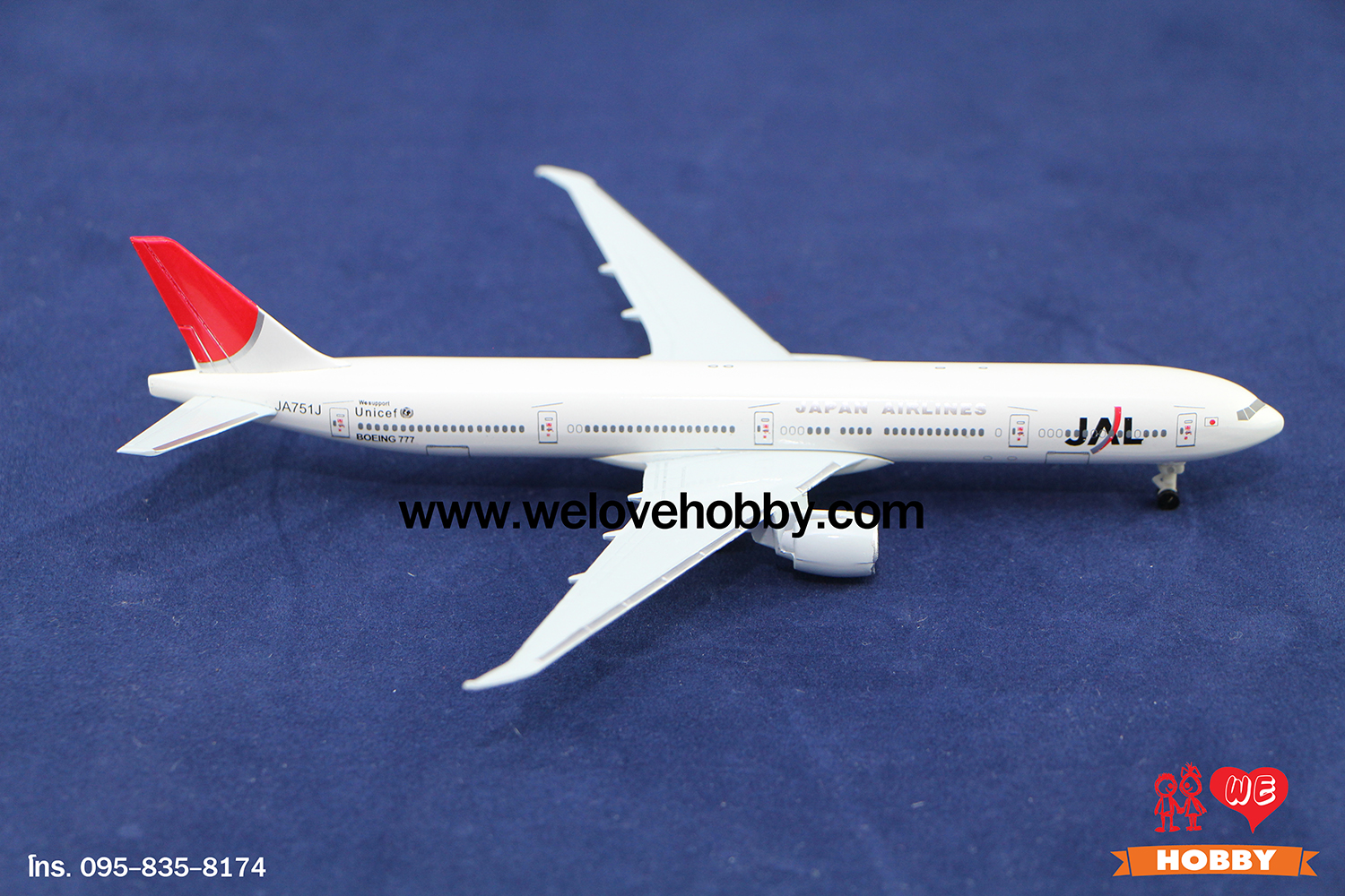 โมเดลเครื่องบิน Japan Airlines (Boeing 777) ญี่ปุ่น ไซส์กลาง แบบมีล้อเครื่องบิน (1:400)