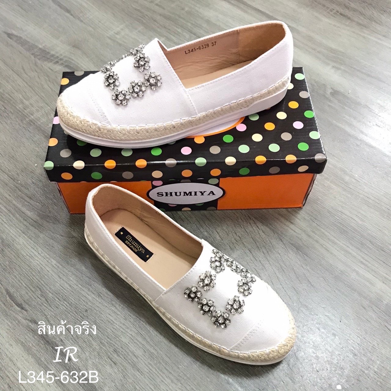 รองเท้าSlipperแคนวาสแต่งอะไหล่ (สีครีม)