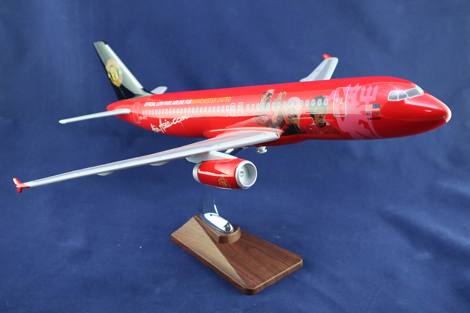 โมเดลเครื่องบิน Air Asia (Airbus A320) ลายสโมสรแมนเชสเตอร์ ยูไนเต็ด (Manchester United FC) สีแดง ลำใหญ่