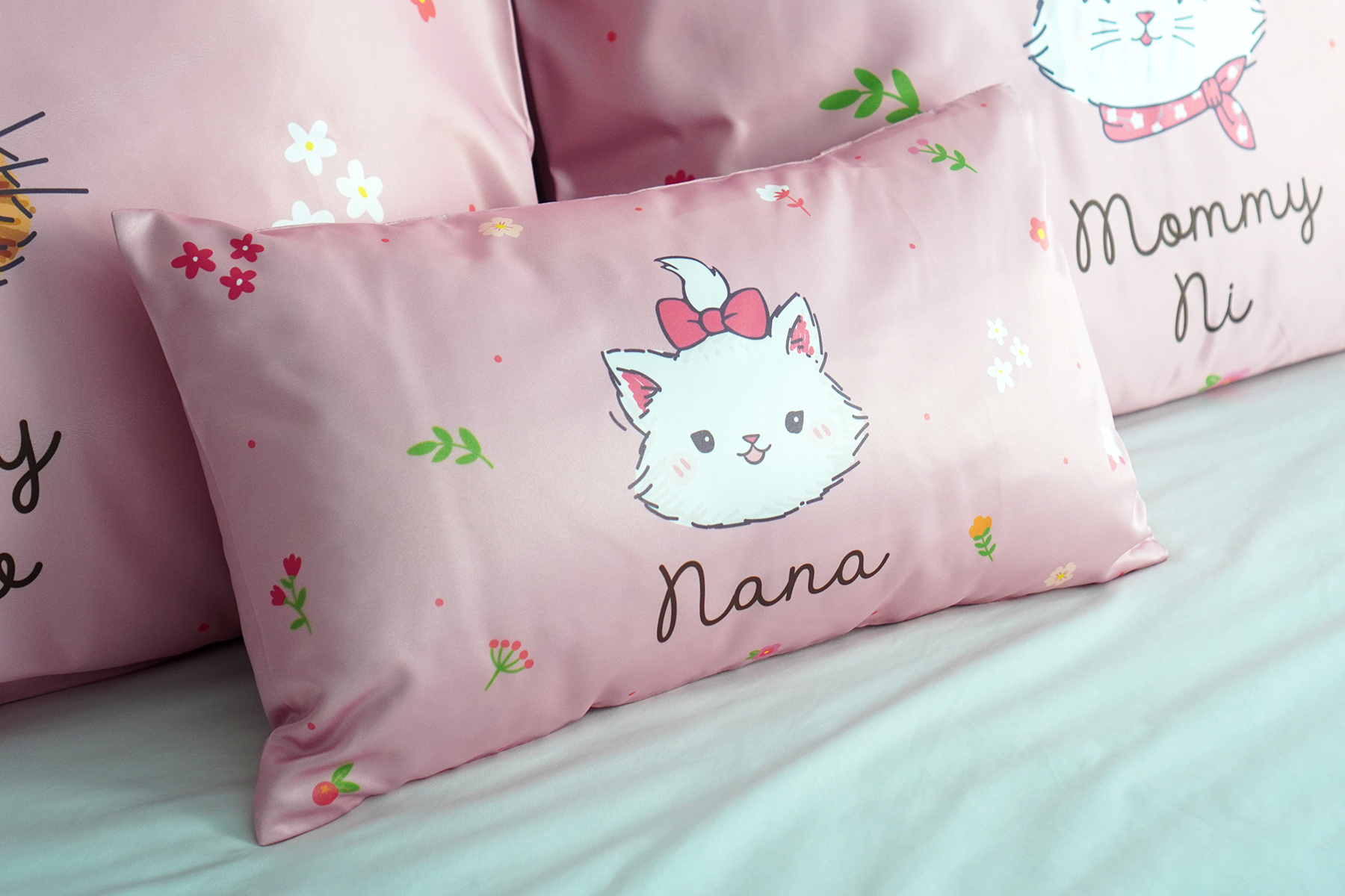 ชุดของขวัญครอบครัว ปลอกหมอนหนุน พ่อแม่ลูก ลาย Marie สีชมพู