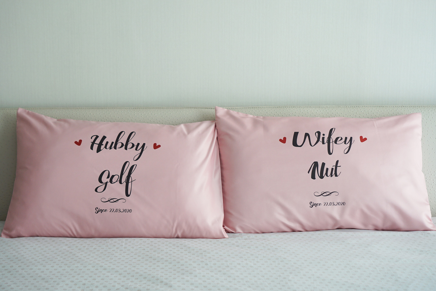 ปลอกหมอนหนุนคู่ สีชมพู ลาย Hubby Wifey