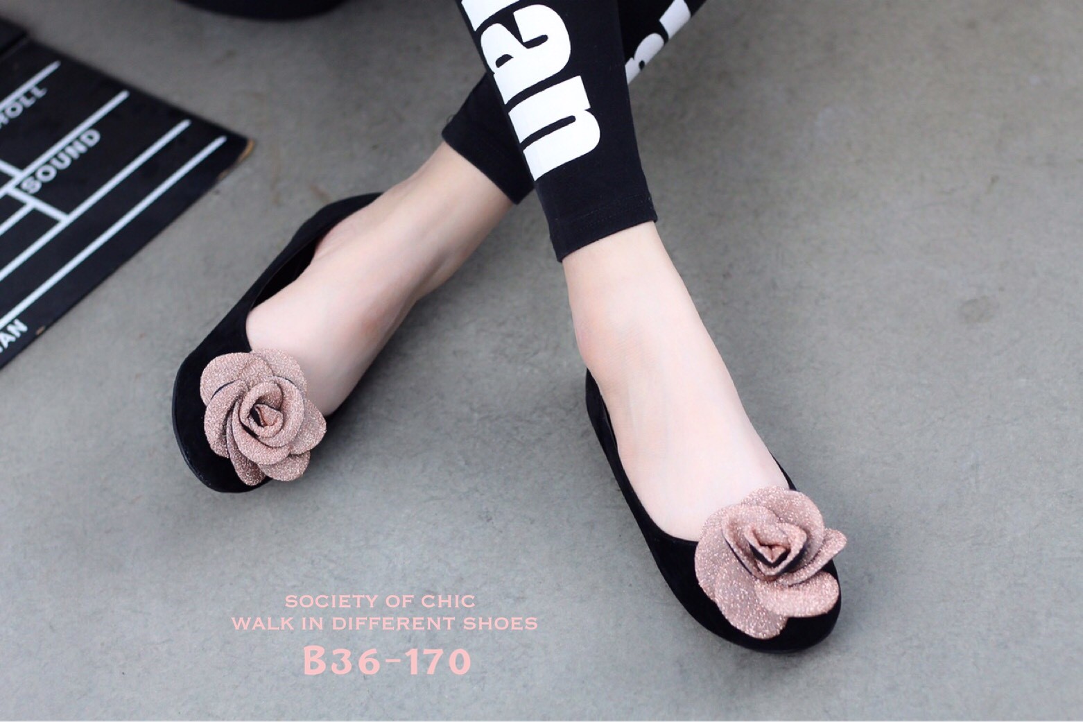 รองเท้าคัทชูส้นแบนแต่งดอกไม้วิ๊ง (สีทอง)