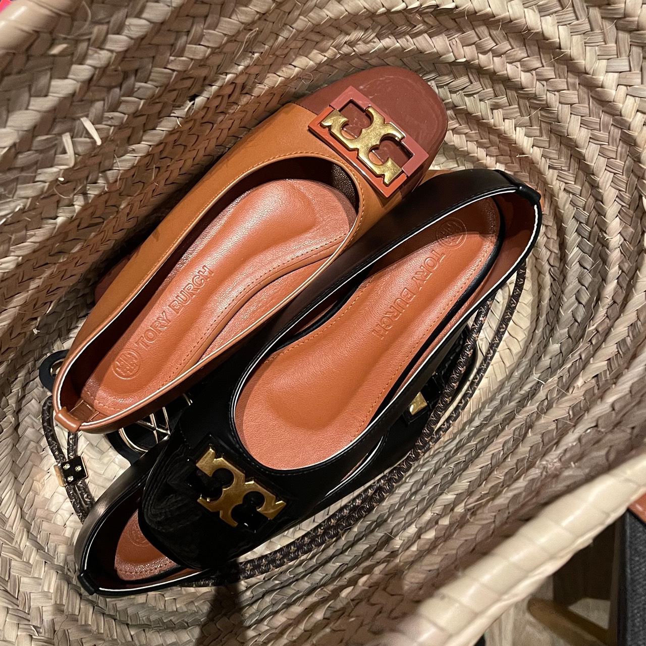 รองเท้าคัทชูส้นแบน Style Tory (สีน้ำตาล)