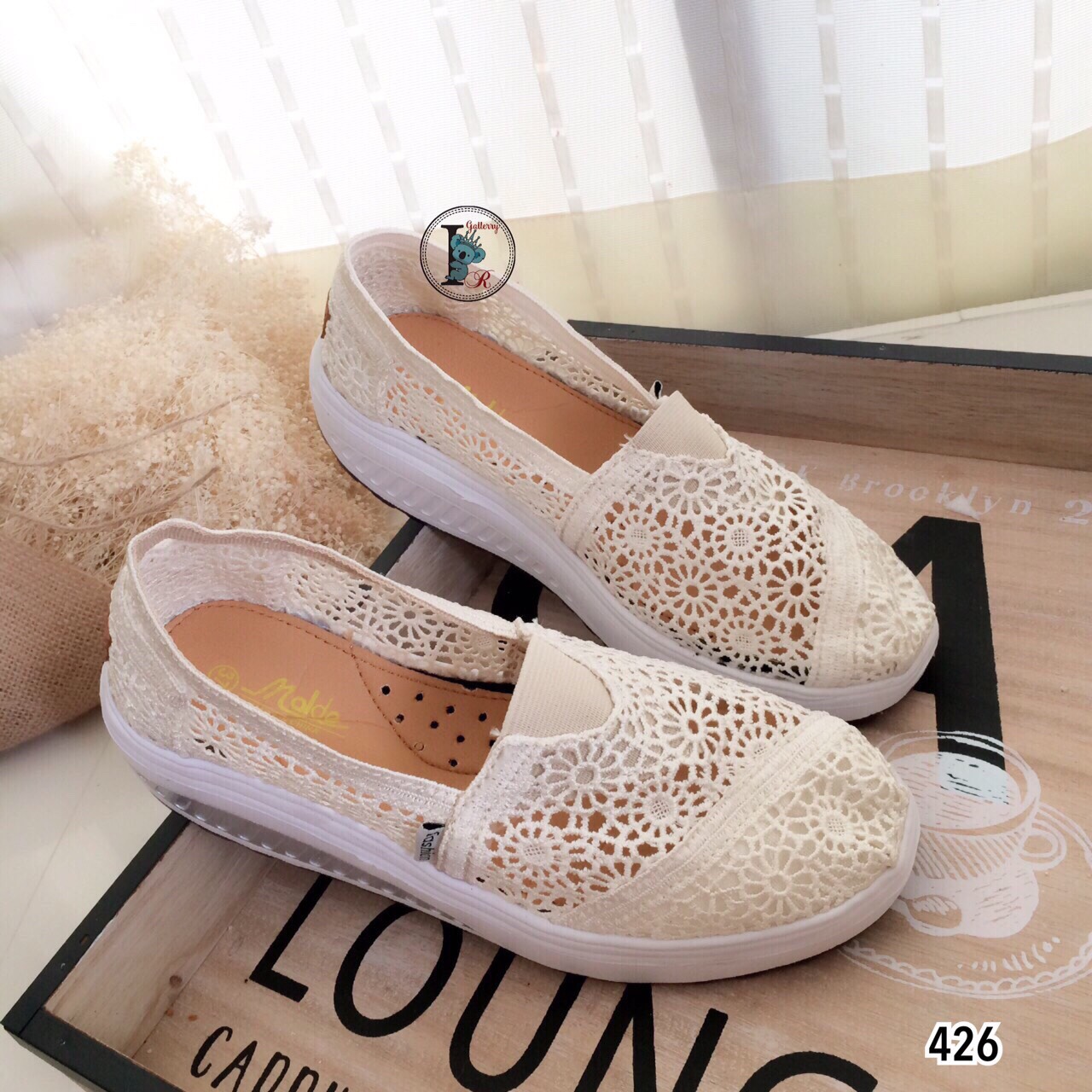 รองเท้าผ้าใบลูกไม้ถักเสริมส้น (สีครีม)