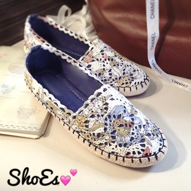 พร้อมส่ง : รองเท้าลูกไม้เพ้นลายดอก