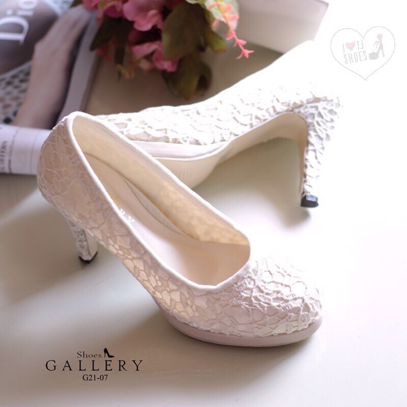 พร้อมส่ง : รองเท้าส้นสูงลายลูกไม้ (สีดำ)