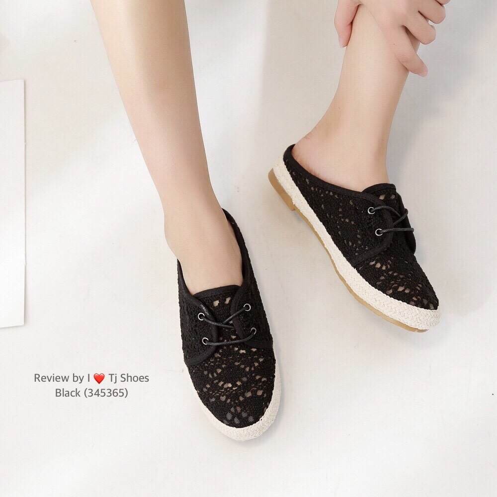รองเท้าผ้าใบลูกไม้เปิดส้น (สีดำ)
