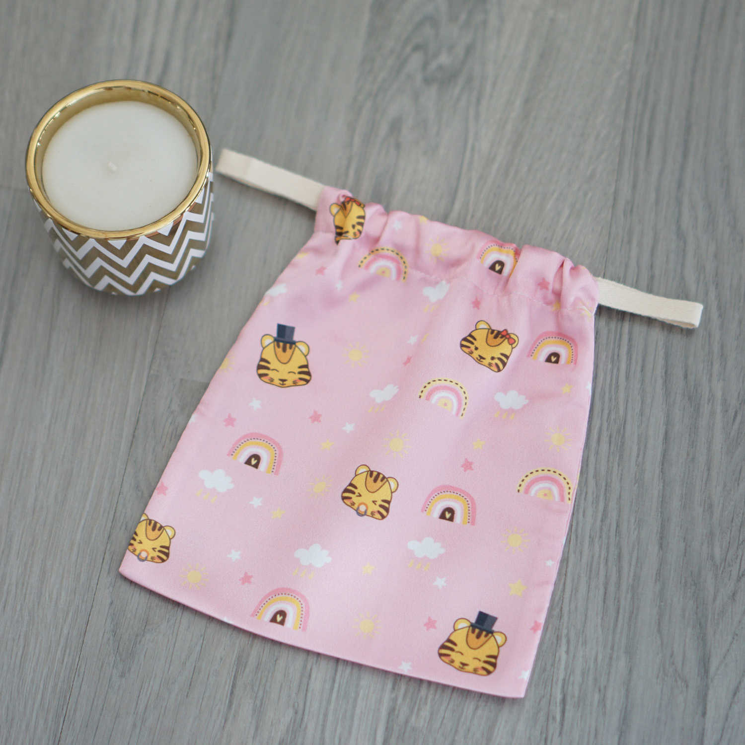 ผ้าคลุมให้นม พร้อมส่ง ลาย เสือ Tiger - Pink