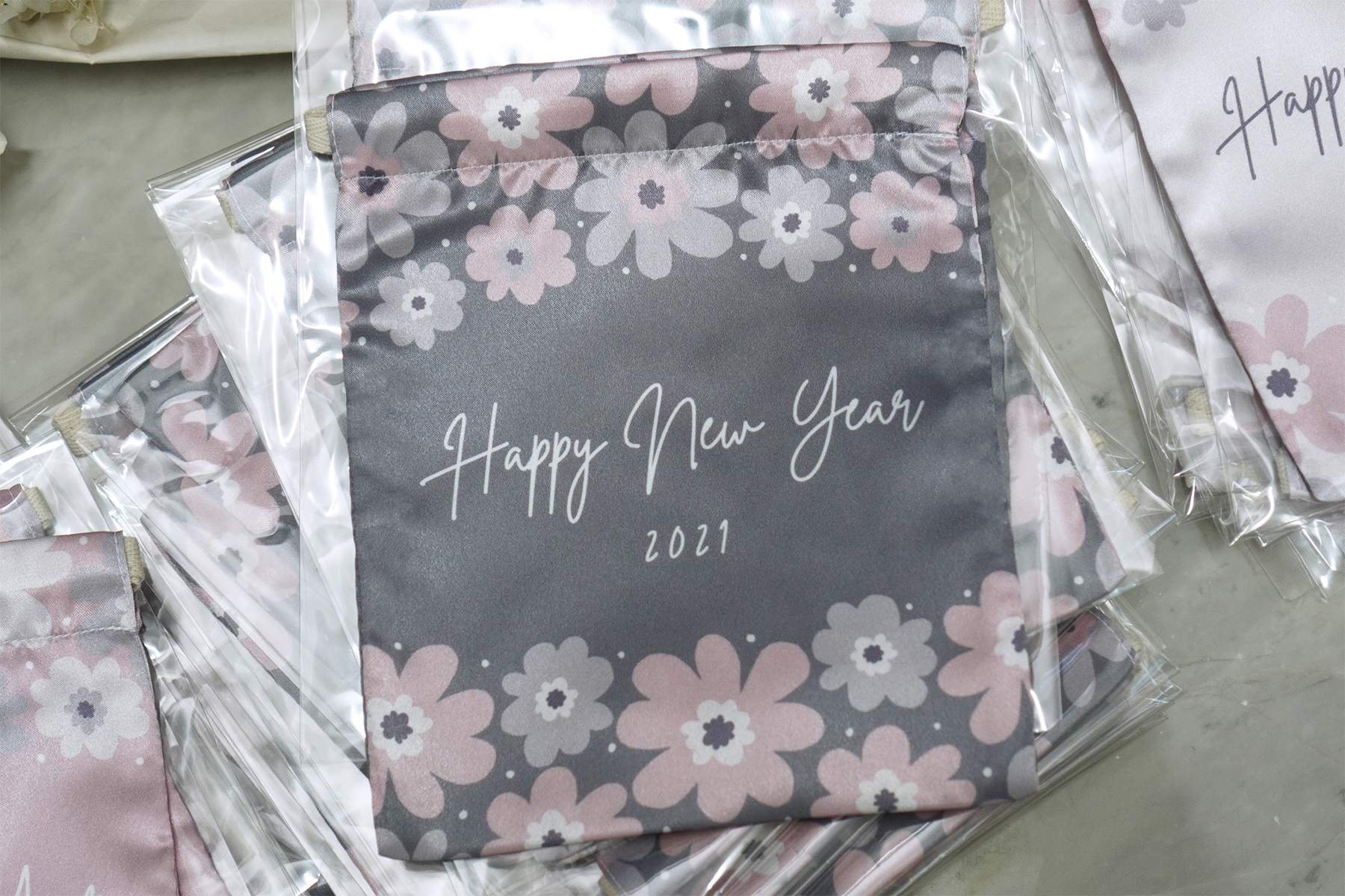 ของขวัญพรี่เมี่ยม ถุงผ้าซาติน ลาย Big Flower (ขั้นต่ำ 10 ชิ้น)