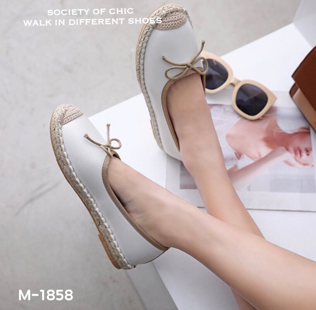 รองเท้าคัทชูหัวปอทรงสวม (สีดำ)