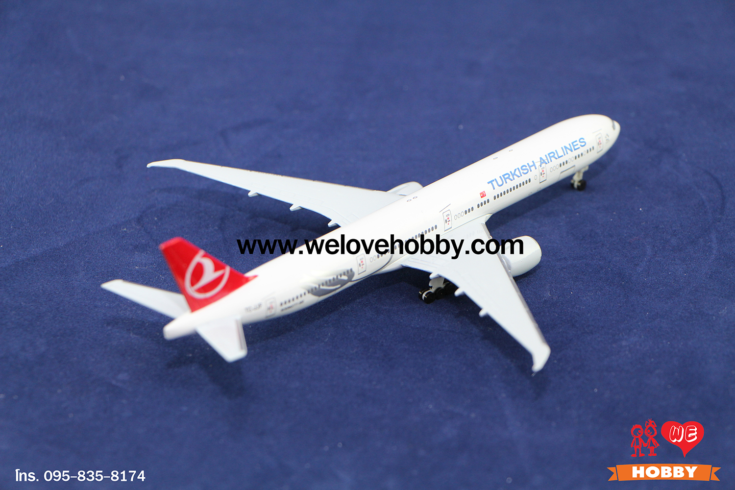 โมเดลเครื่องบิน Turkish Airlines (Boeing 777) ตุรกี ไซส์กลาง แบบมีล้อเครื่องบิน (1:400)