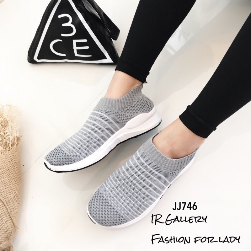 รองเท้าผ้าใบทรงสวมแต่งลาย (สีดำ)