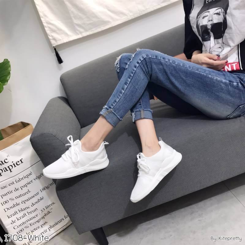 รองเท้าผ้าใบแฟชั่นทรงSportแต่งลายlove (สีขาว)