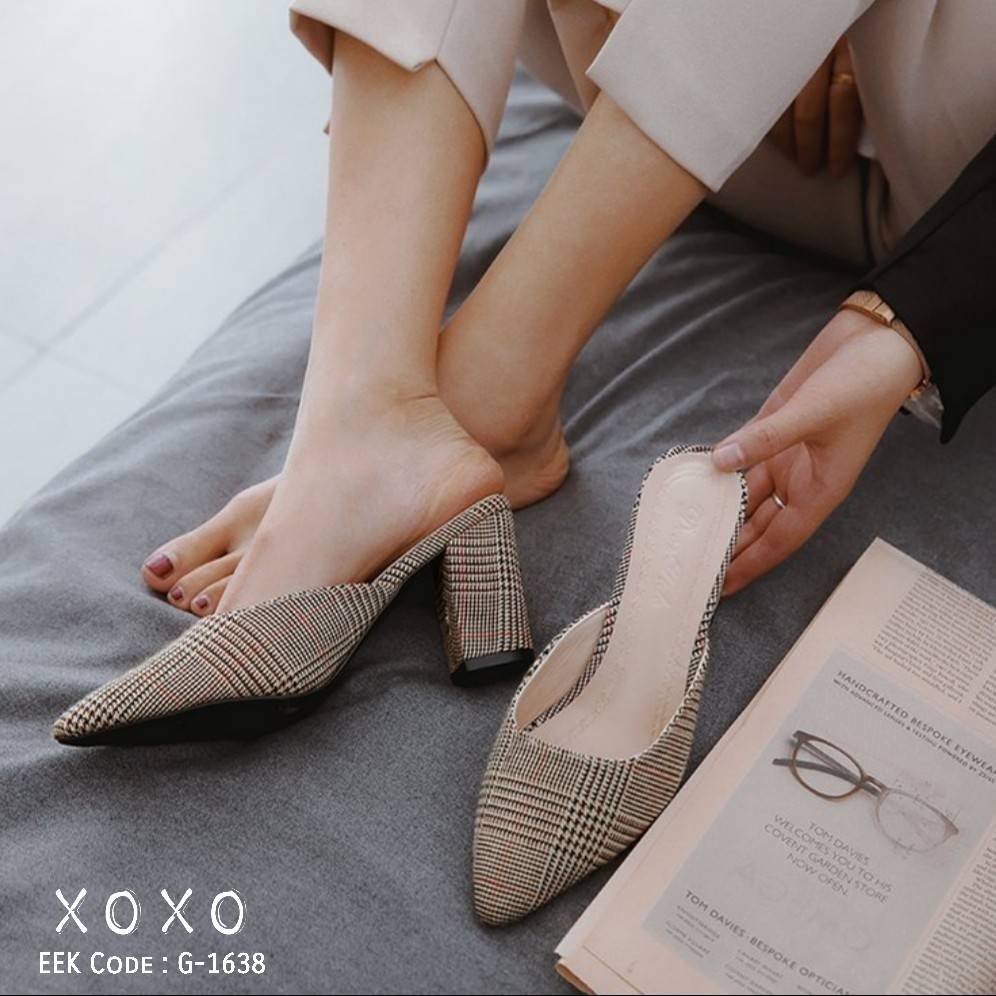 รองเท้าเปิดส้นทรงวีแต่งลาย (สีน้ำตาล-ครีม)