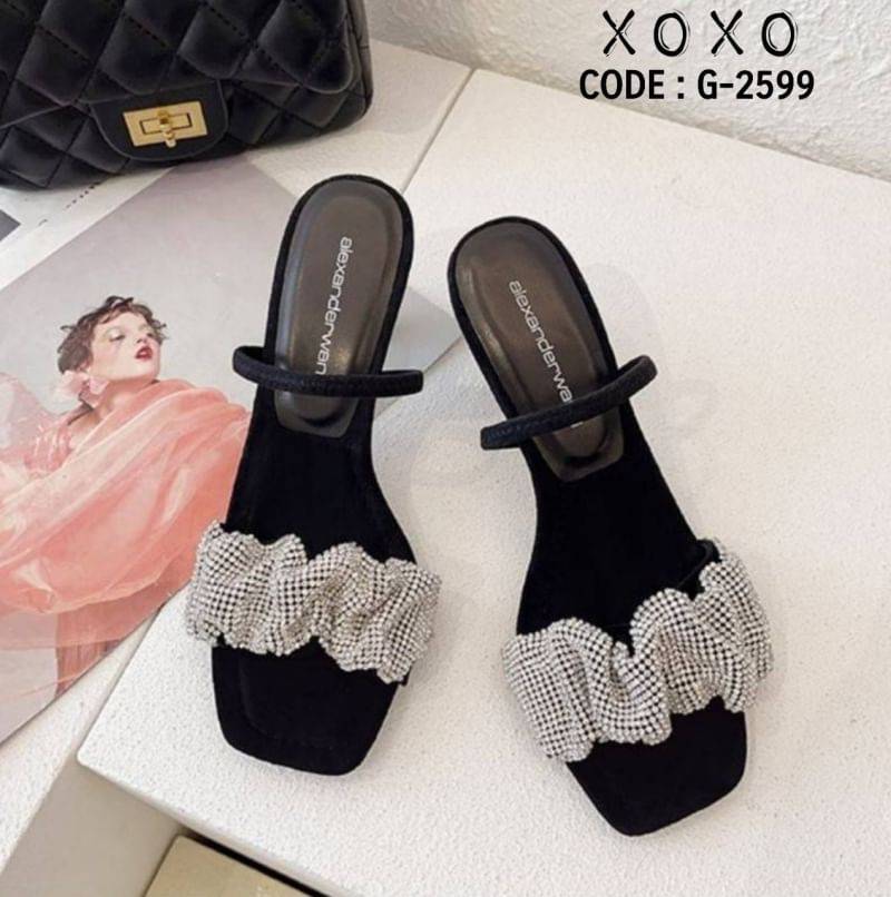 รองเท้ารัดส้นแต่งสายคาดลาย