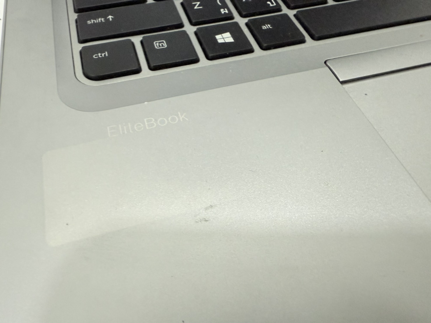 โน๊ตบุ๊ค HP EliteBook 840 G4 (i5-7300U/8GB/M.2 256GB) ไม่มี Adapter แบตเสื่อม จอ Bright ขอบยางเสื่อม