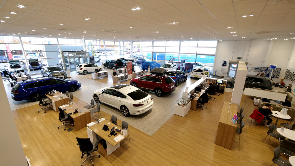 ขายโชว์รูมรถยนต์ติดถนนศรีนครินทร์ ใกล้ซีคอนสแควร์ ศรีนครินทร์ และ ใกล้รถไฟฟ้า MRT สายสีเหลือง