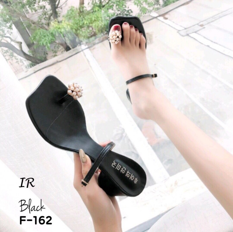 รองเท้าส้นตันสวมโป้งแต่งมุก (สีเบจ)