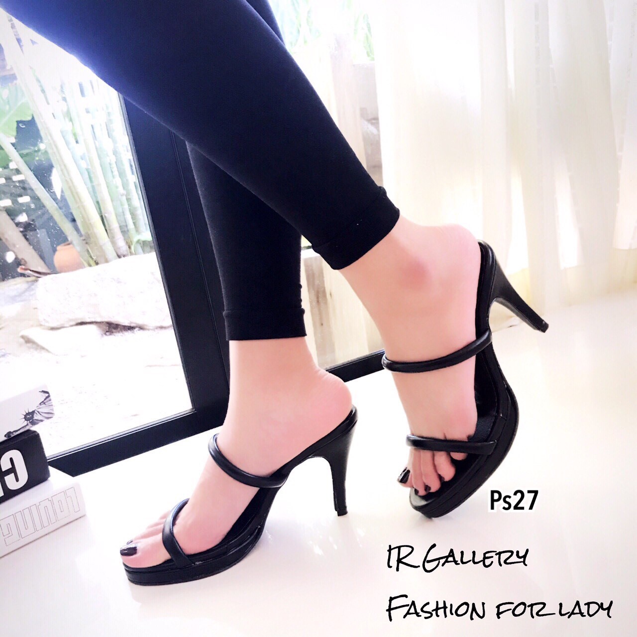 รองเท้าส้นสูงเปิดส้นแต่งสายคาด (สีดำ)