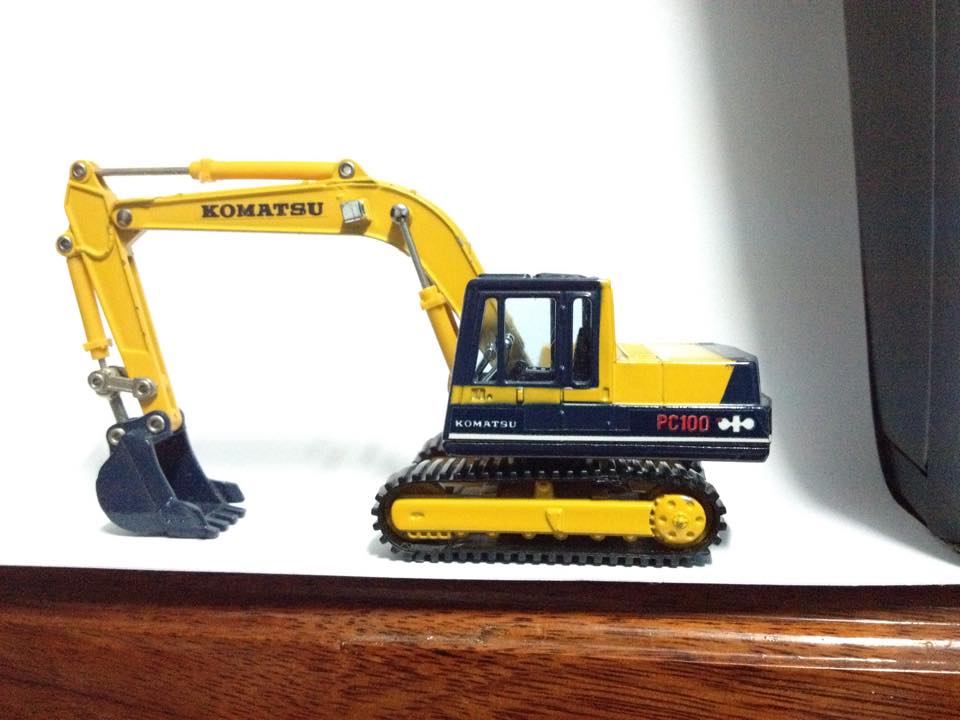 โมเดล Komatsu pc 100 1/48 (มีกล่อง)