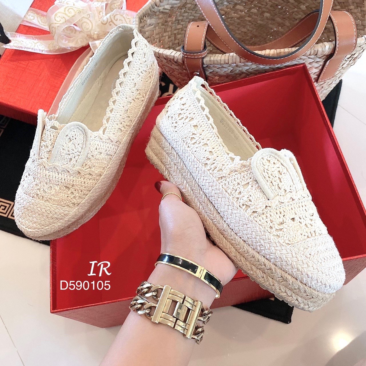 รองเท้าลูกไม้ถักหูกระต่าย (สีครีม)